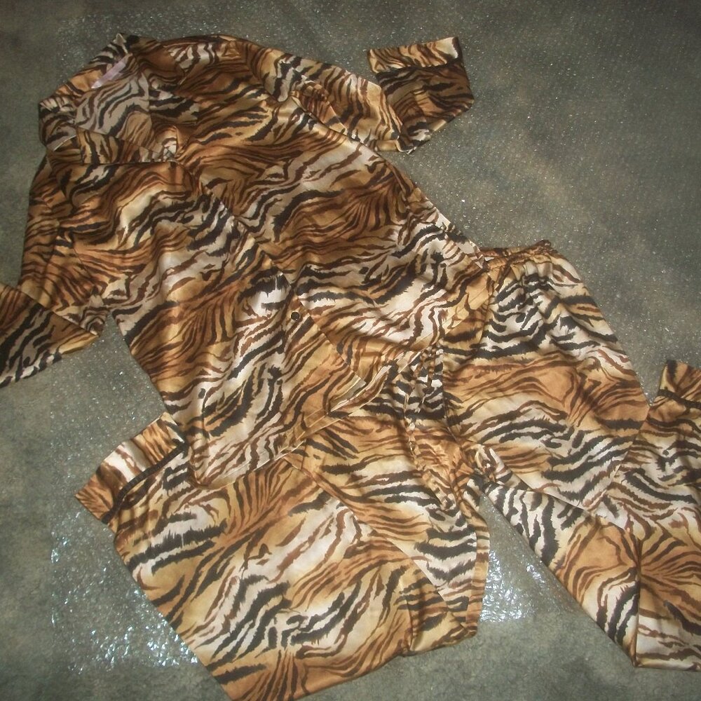 womens Victoria's Secret tiger satin pajama set.Size xs
